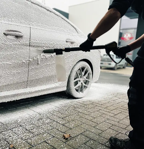 Nettoyage extérieur d’une voiture chez JP Wash avec prélavage à la mousse active pour éliminer les saletés et impuretés avant traitement