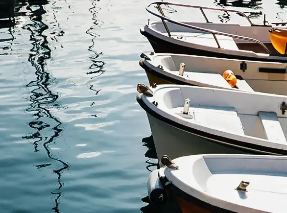 Bateaux amarrés au port illustrant la prise en charge de bateaux pour nettoyage et entretien par JP Wash.
