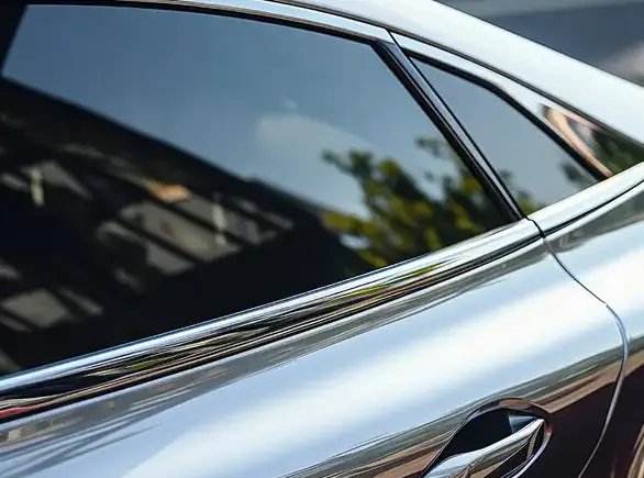 Vitres teintées sur une voiture améliorant le confort thermique et la protection UV.