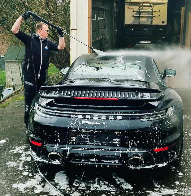 Porsche noire en cours de lavage haute pression par JP Wash.