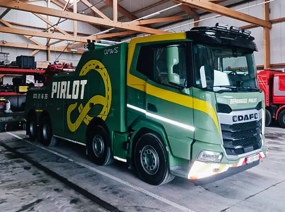 Camion de dépannage nettoyé et entretenu par JP Wash, illustration de la prise en charge de véhicules professionnels.